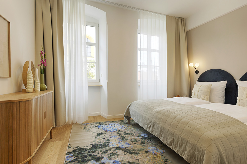 Helles Schlafzimmer in einem Apartment in Würzburg mit großem Bett