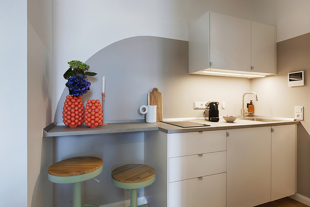 Ferienwohnung Würzburg Küche modern Moderne Küche einer Ferienwohnung in Würzburg mit Sitzgelegenheit
