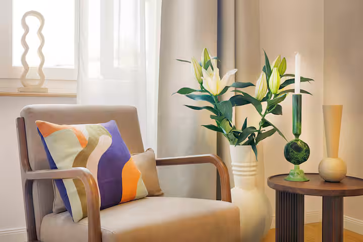 Ferienwohnung Würzburg Wohnzimmer hell Helles Wohnzimmer einer Ferienwohnung in Würzburg mit Sofa und Sitzbereich