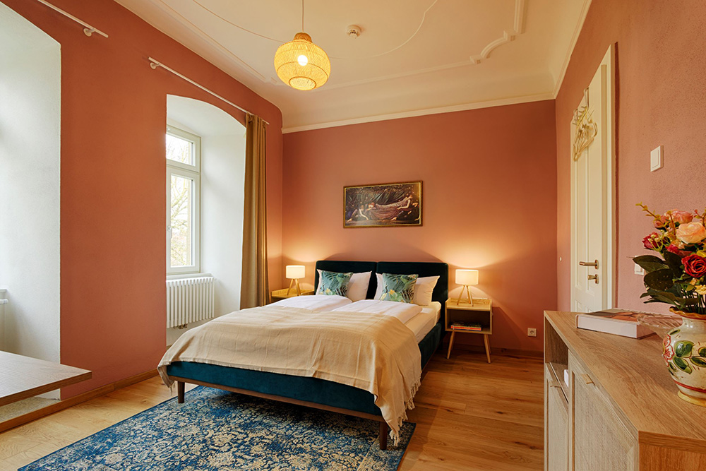 Ferienwohnung Würzburg Schlafzimmer TV Schlafzimmer einer Ferienwohnung in Würzburg mit Fernseher und Doppelbett