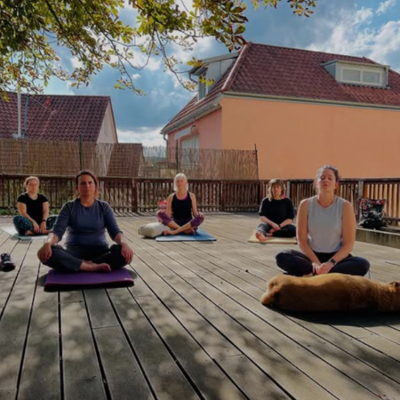 Yoga im Freien in Würzburg als Aktivität während des Aufenthalts