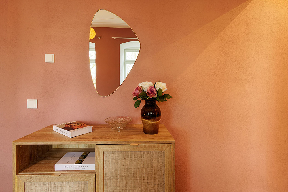 Moderne Einrichtung in einem Apartment in Würzburg mit Spiegel und Möbel