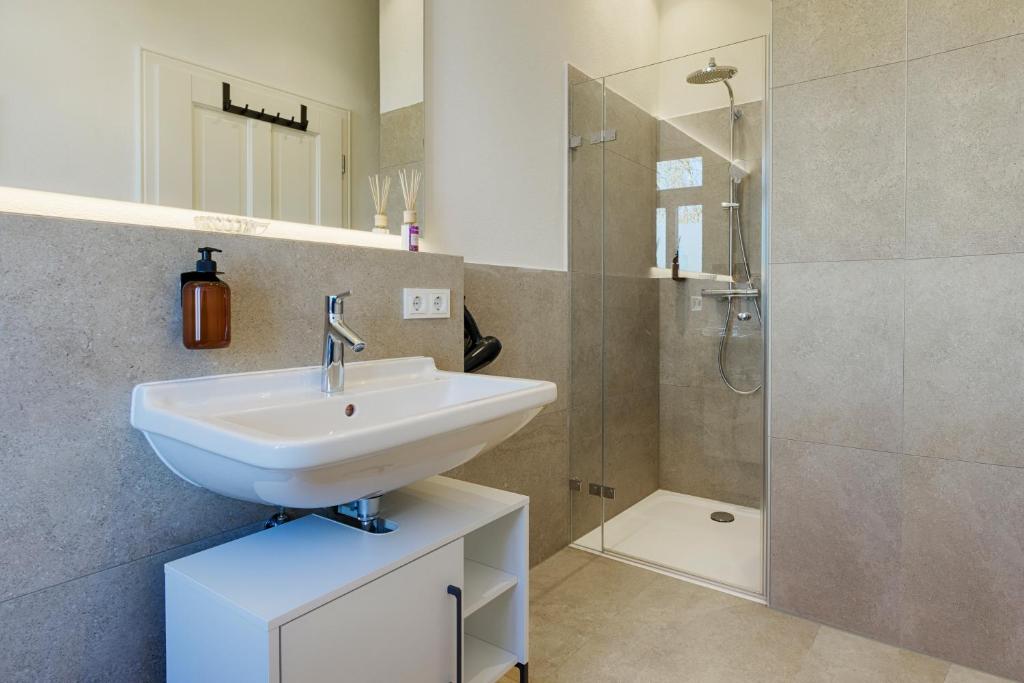 Ferienwohnung Würzburg Bad Dusche modern Badezimmer einer Ferienwohnung in Würzburg mit Dusche und Waschbecken