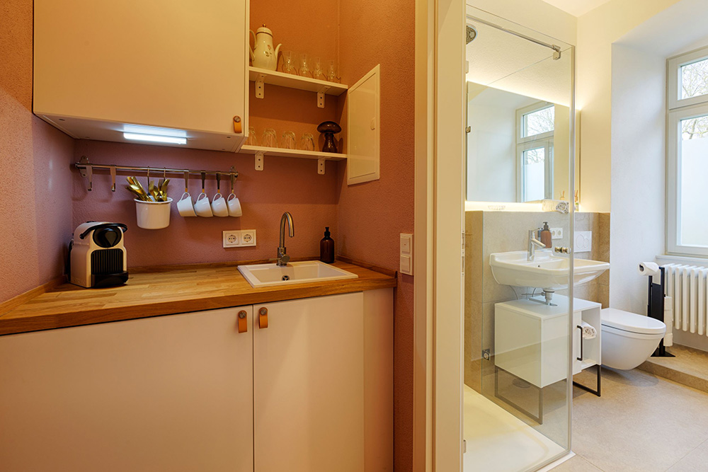 Ferienwohnung Würzburg Küche kompakt Kompakte Küche einer Ferienwohnung in Würzburg mit Stauraum und Arbeitsfläche