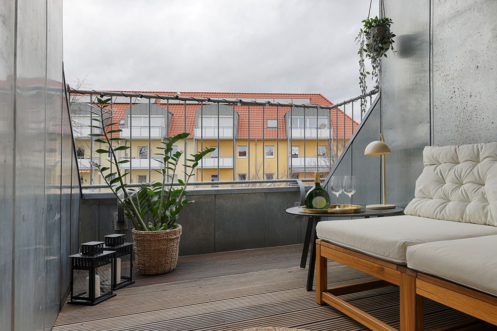 Balkon einer Ferienwohnung in Würzburg mit Sitzbereich und Blick nach draußen