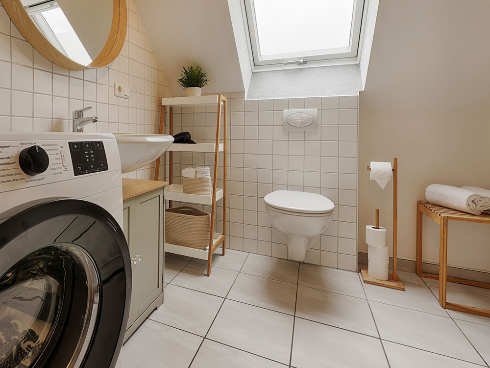 Badezimmer einer Ferienwohnung in Würzburg im Dachgeschoss mit Dusche