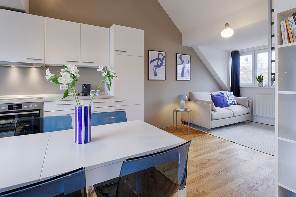Modernes Wohnzimmer einer Ferienwohnung in Würzburg mit Sofa und Küche