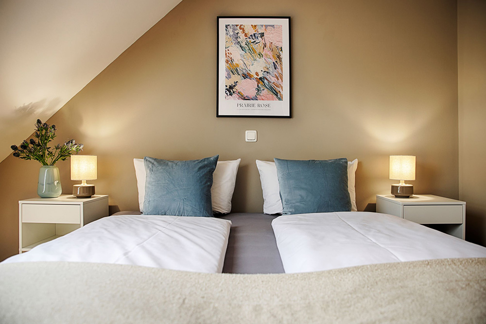 Schlafzimmer einer Ferienwohnung in Würzburg im Dachgeschoss mit Bett