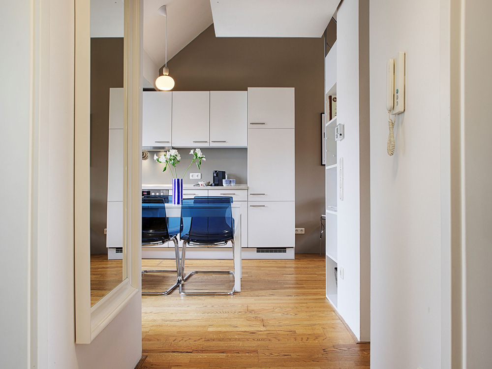 Offener Grundriss einer Ferienwohnung in Würzburg mit Blick in die Küche