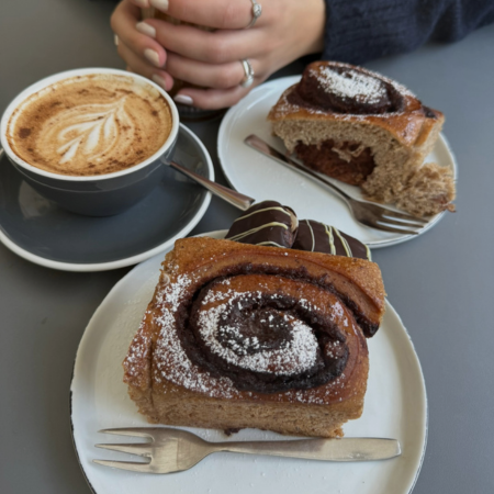 Kaffee und Kuchen in einem Café in Würzburg als Teil des Aufenthalts