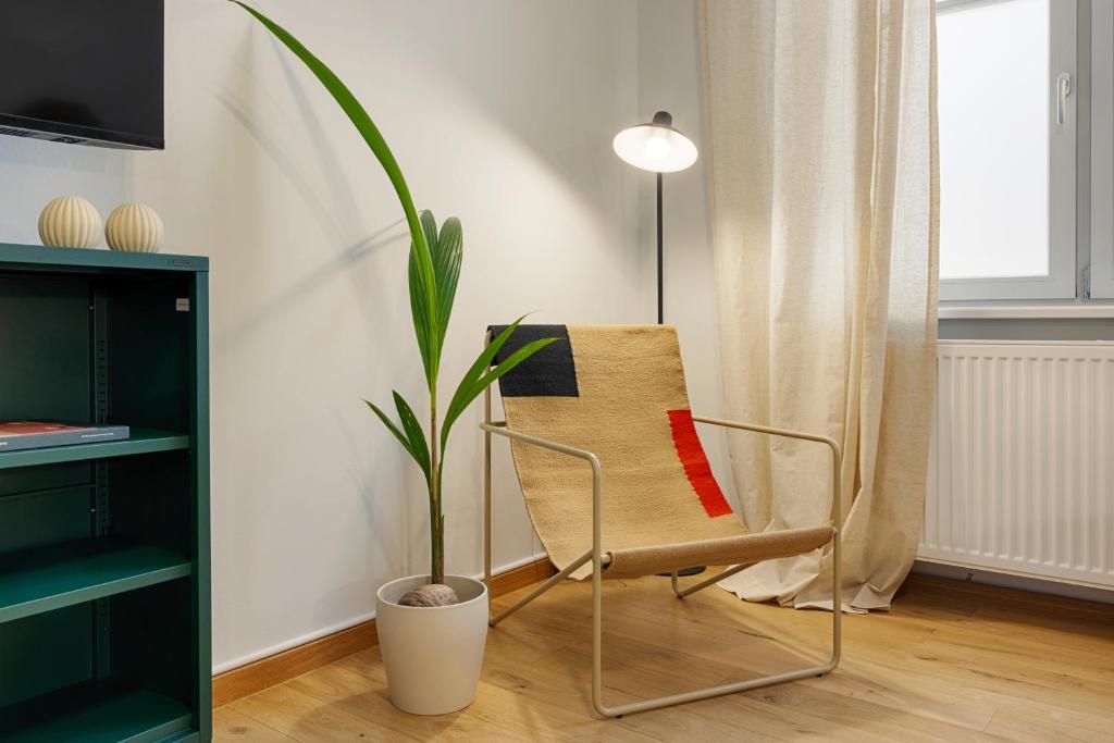 Ferienwohnung Würzburg Wohnzimmer Detail Wohnbereich einer Ferienwohnung in Würzburg mit Sessel und Pflanze
