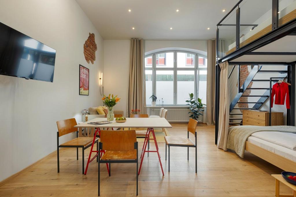 Offener Essbereich einer Ferienwohnung in Würzburg mit großem Tisch