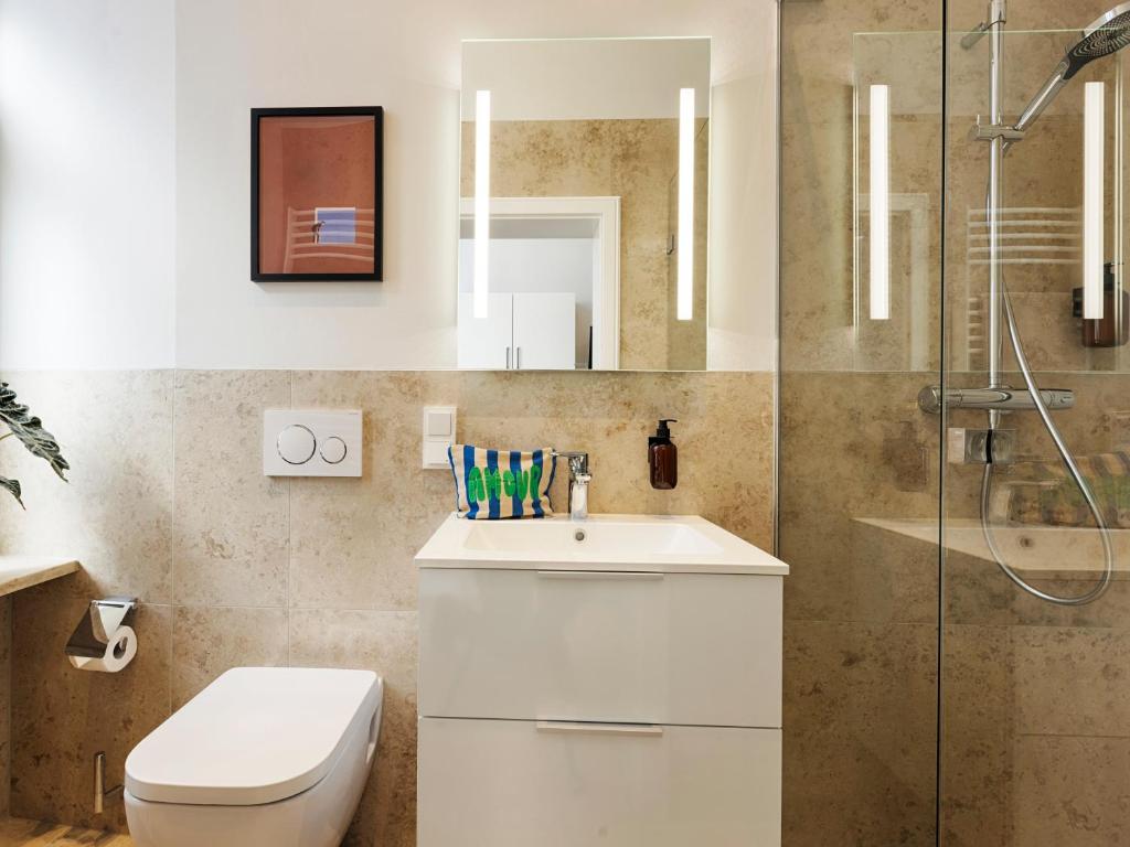 Ferienwohnung Würzburg Badezimmer modern Modernes Badezimmer einer Ferienwohnung in Würzburg mit Dusche und Waschbecken