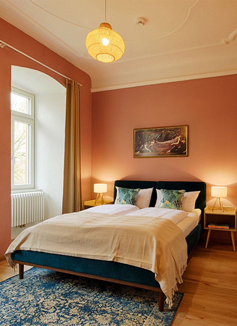 Ferienwohnung Würzburg Schlafzimmer warm Farben Schlafzimmer einer Ferienwohnung in Würzburg mit warmen Farben und Doppelbett