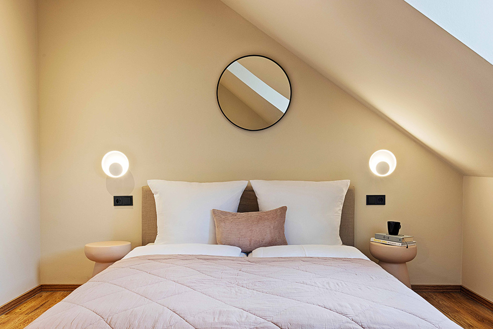 Ferienwohnung Würzburg Schlafzimmer Spiegel Schlafzimmer einer Ferienwohnung in Würzburg mit Bett und Wandspiegel