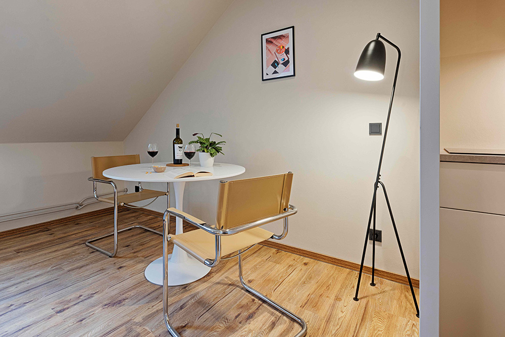 Apartment Würzburg Essbereich klein Essbereich in einem Apartment in Würzburg mit Tisch und Stühlen