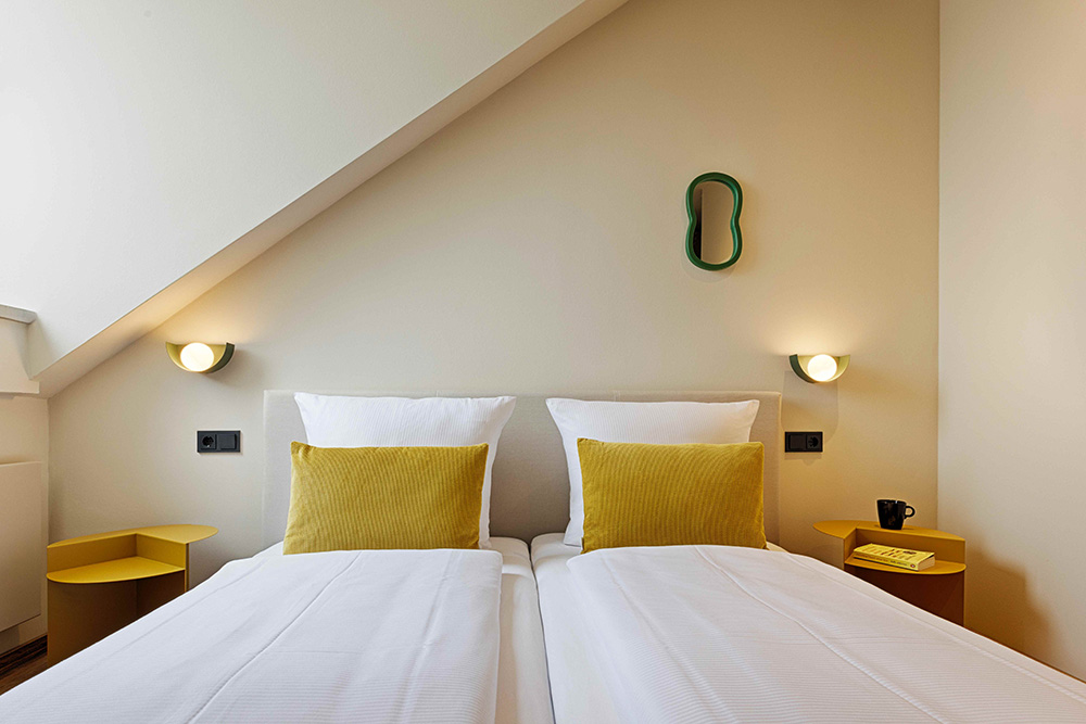 Schlafzimmer einer Ferienwohnung in Würzburg im Dachgeschoss mit Doppelbett