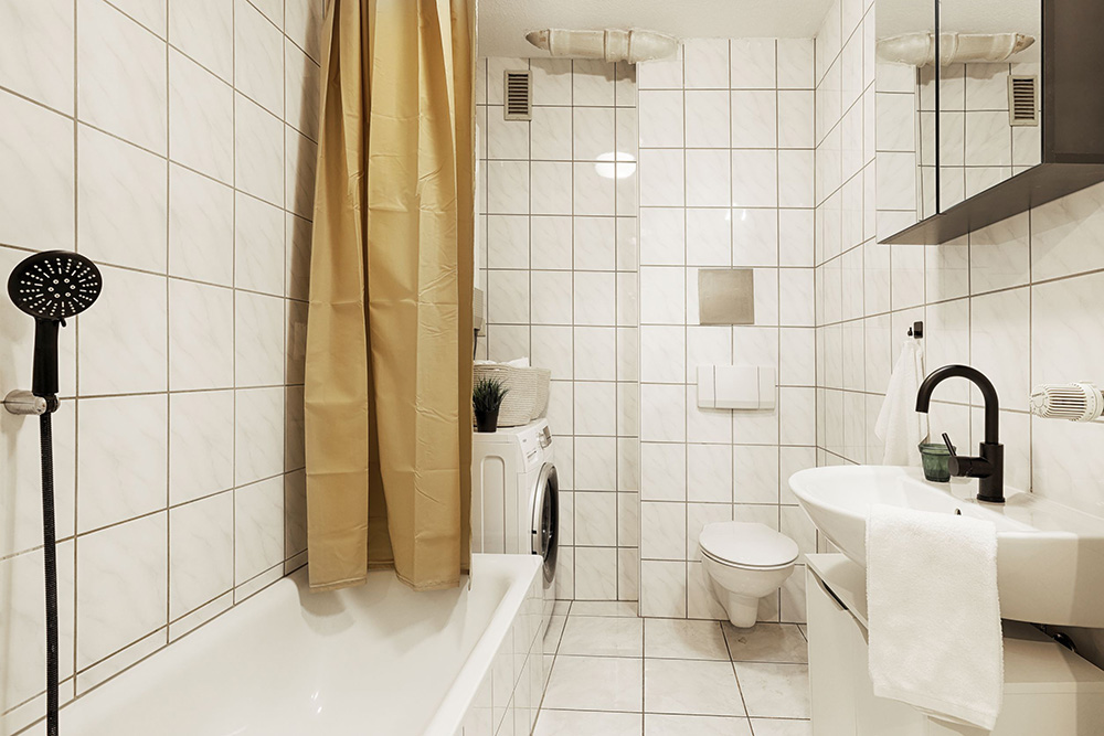 Ferienwohnung Würzburg Badezimmer Dusche klassisch Badezimmer einer Ferienwohnung in Würzburg mit Dusche und Fliesen