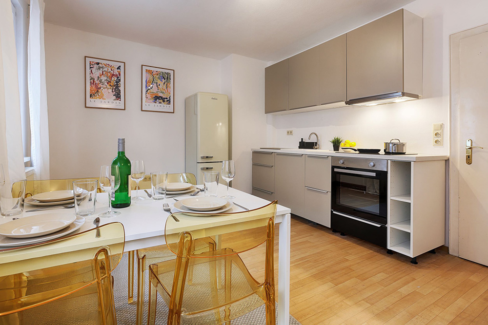 Ferienwohnung Würzburg Küche Essplatz gedeckt Küche einer Ferienwohnung in Würzburg mit gedecktem Tisch und Essplatz
