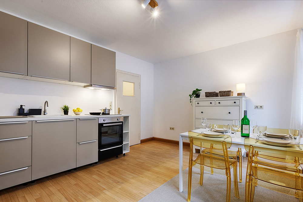 Ferienwohnung Würzburg Küche modern hell Moderne Küche einer Ferienwohnung in Würzburg mit Kochbereich und Esstisch