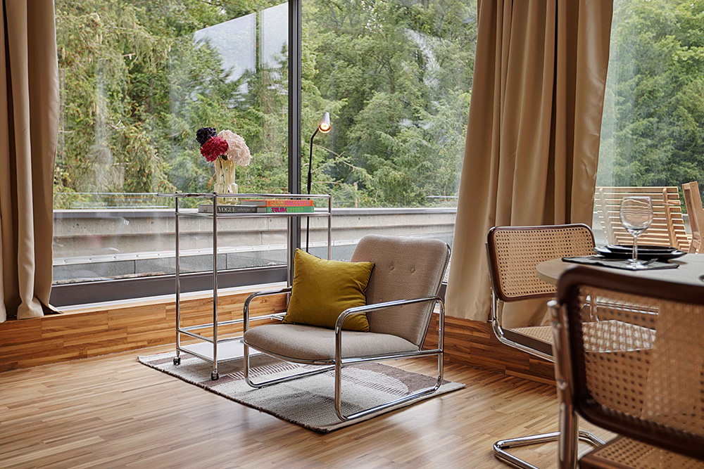 Balkon einer Ferienwohnung in Würzburg mit Sitzbereich und Blick nach draußen