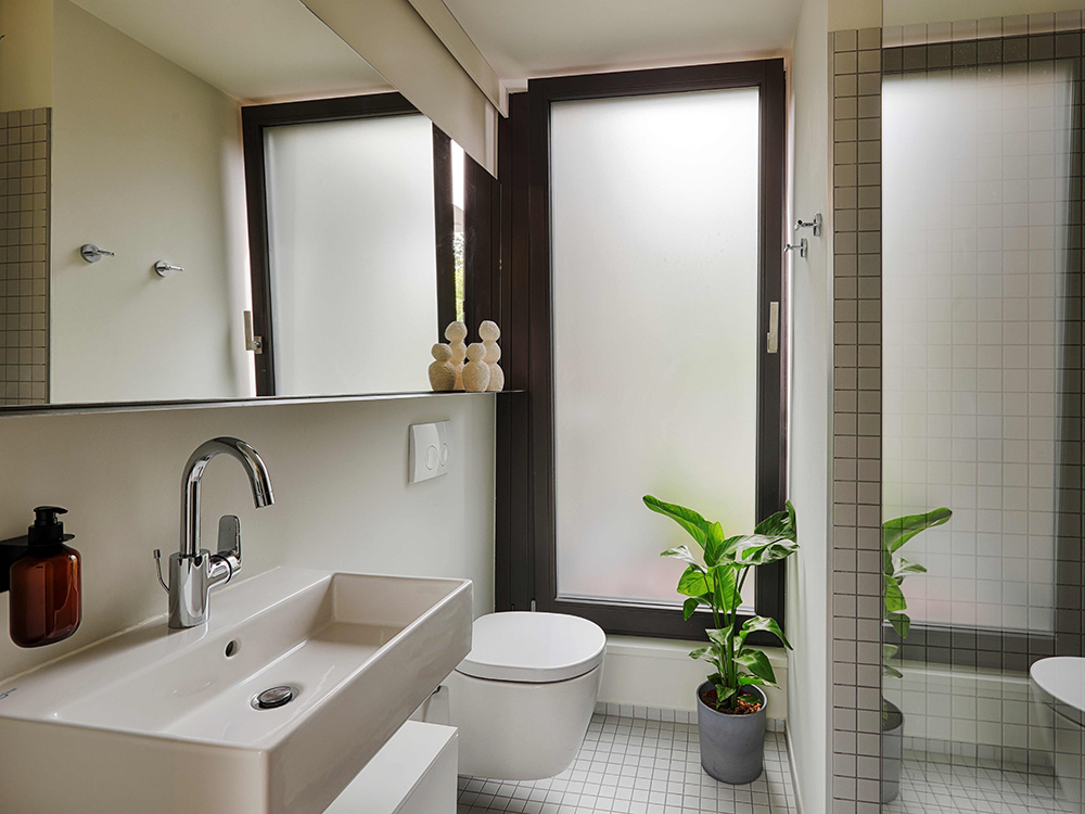 Badezimmer in einem Apartment in Würzburg mit Fenster und Waschbecken