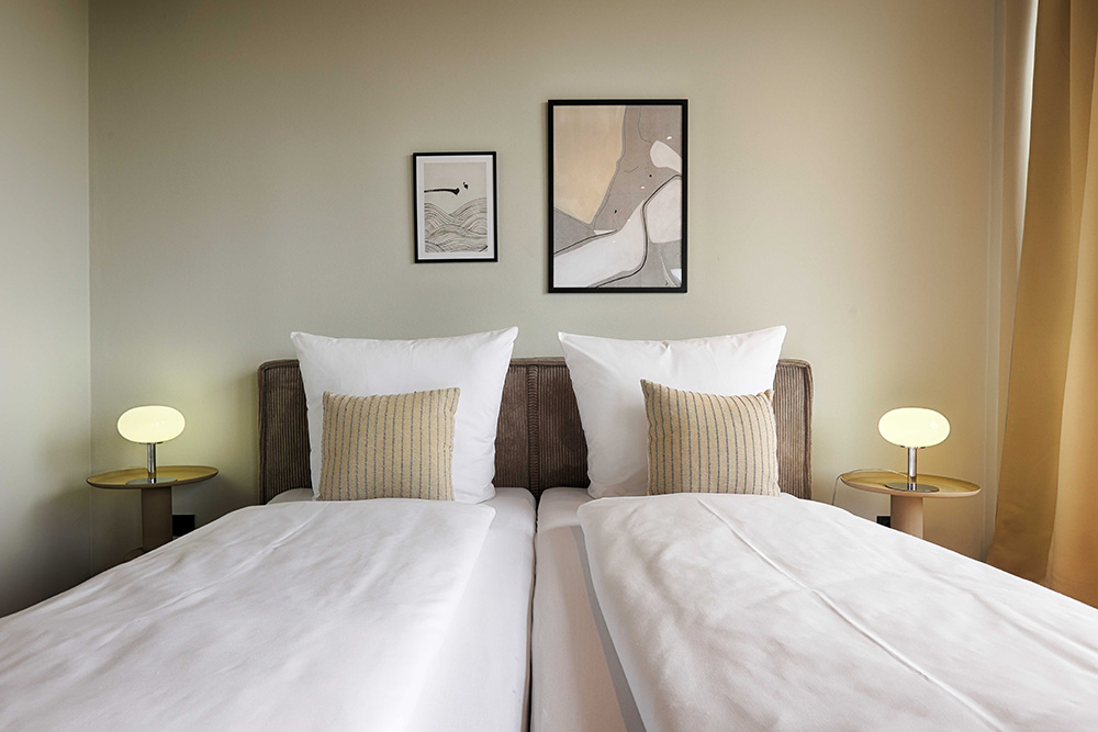 Schlafzimmer einer Ferienwohnung in Würzburg mit Doppelbett und heller Einrichtung