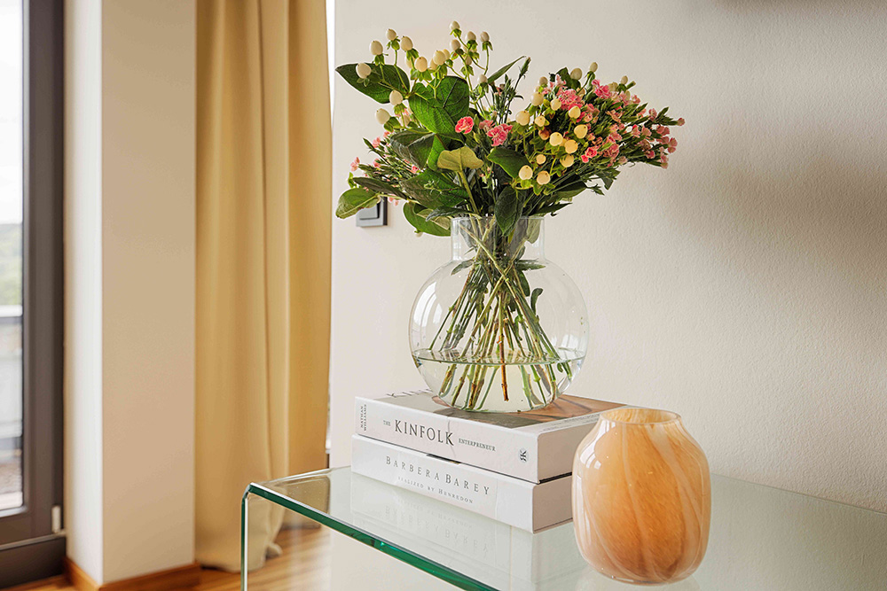 Blumendekoration in einer Ferienwohnung in Würzburg auf einem Tisch