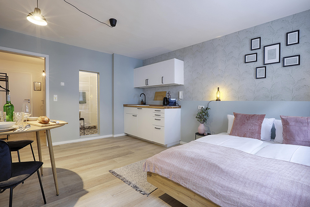 Offene Küche in einer Ferienwohnung in Würzburg mit Wohnbereich