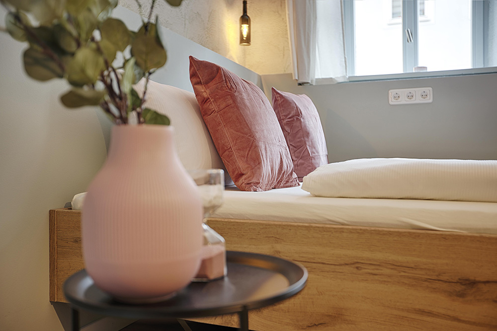 Schlafzimmer in einem Apartment in Würzburg mit komfortablen Kissen