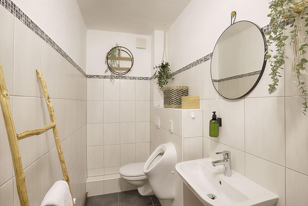 Badezimmer einer Ferienwohnung in Würzburg im Altbau Stil