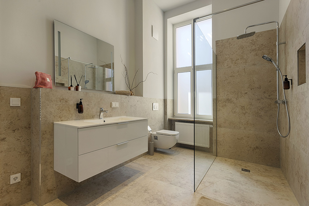 Ferienwohnung Würzburg Badezimmer groß modern Großes Badezimmer einer Ferienwohnung in Würzburg mit Dusche und Waschbecken