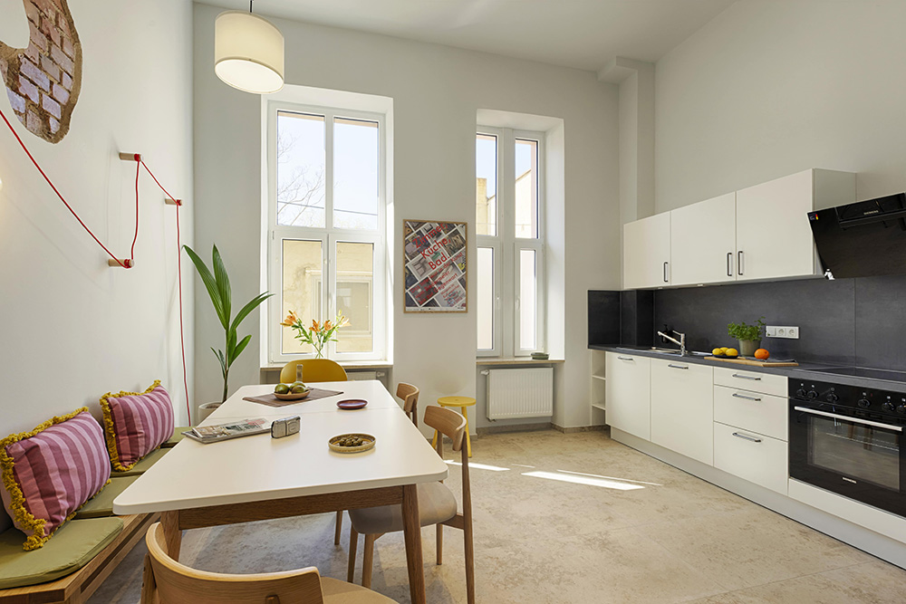 Helle Küche einer Ferienwohnung in Würzburg mit Essbereich und Fenster