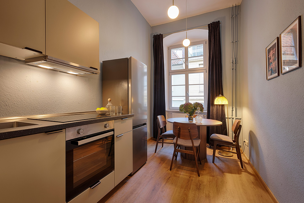 Küche in einem Apartment in Würzburg mit Essbereich und Tisch