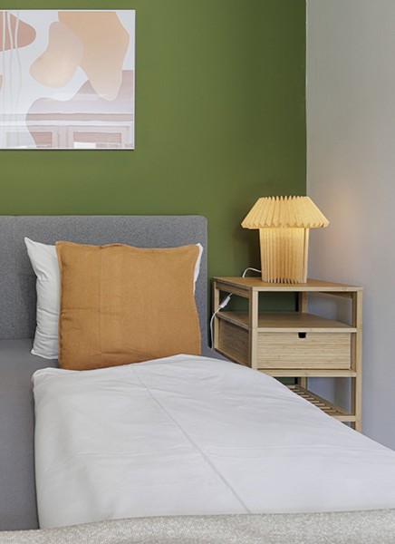 Modernes Schlafzimmer in einem Apartment in Würzburg mit Doppelbett