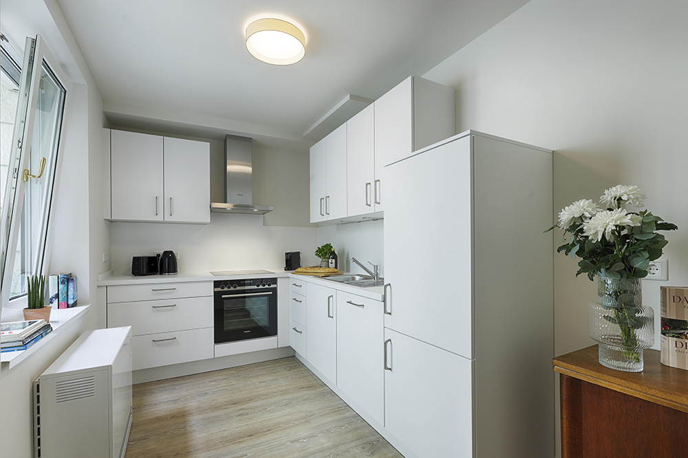 Ferienwohnung Würzburg Küche weiß modern Moderne weiße Küche einer Ferienwohnung in Würzburg mit Einbaugeräten