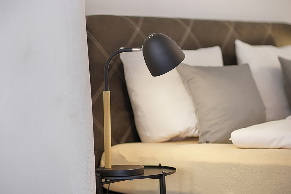Detail eines Schlafzimmers in einer Ferienwohnung in Würzburg mit Lampe