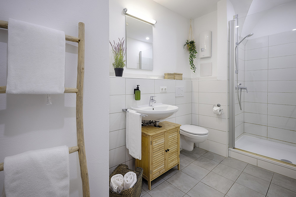 Kompaktes Badezimmer einer Ferienwohnung in Würzburg mit Dusche