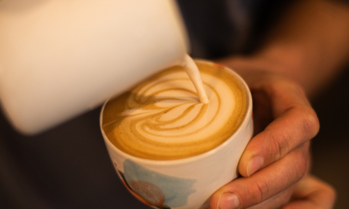Kaffee mit Latte Art in Würzburg als Teil des Aufenthalts