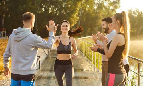 Freunde genießen gemeinsame Zeit in Würzburg im Urlaub