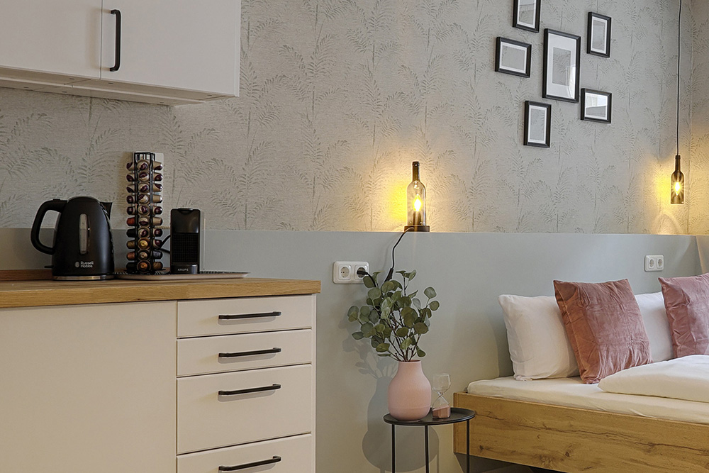 Minimalistisches Schlafzimmer in einem Apartment in Würzburg mit Bett und Dekoration