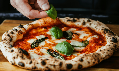 Pizza in einem Restaurant in Würzburg nahe der Unterkunft