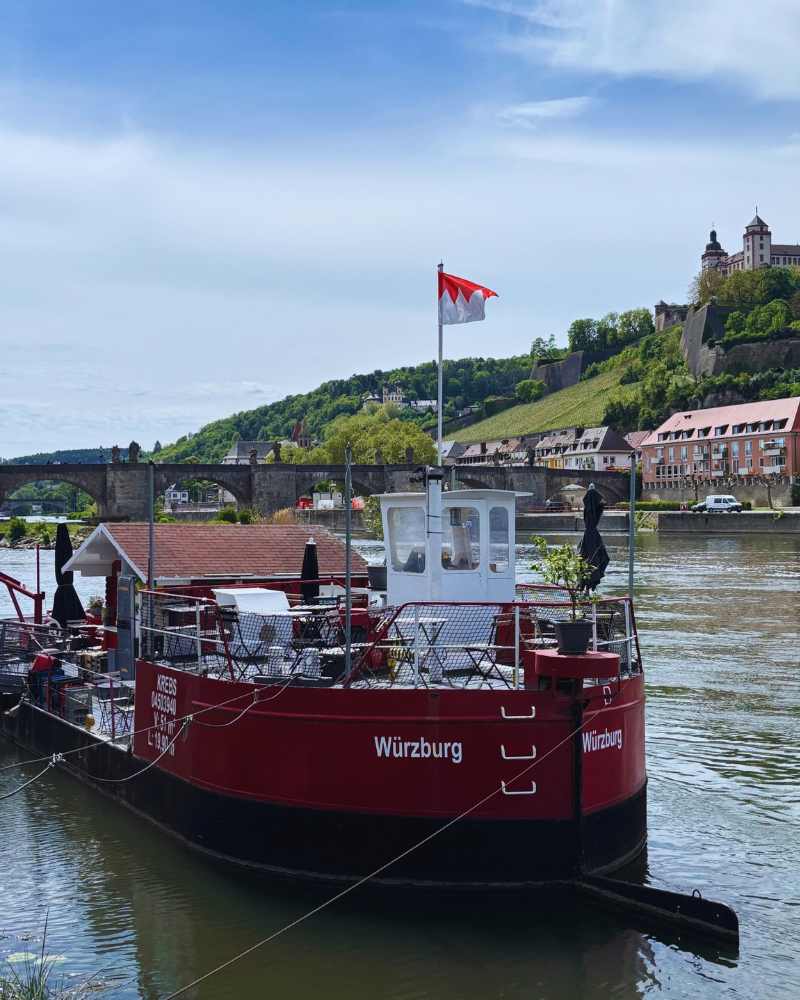Mainkutter Würzburg Mainufer Schiff am Mainufer in Würzburg mit Blick auf die Festung Marienberg